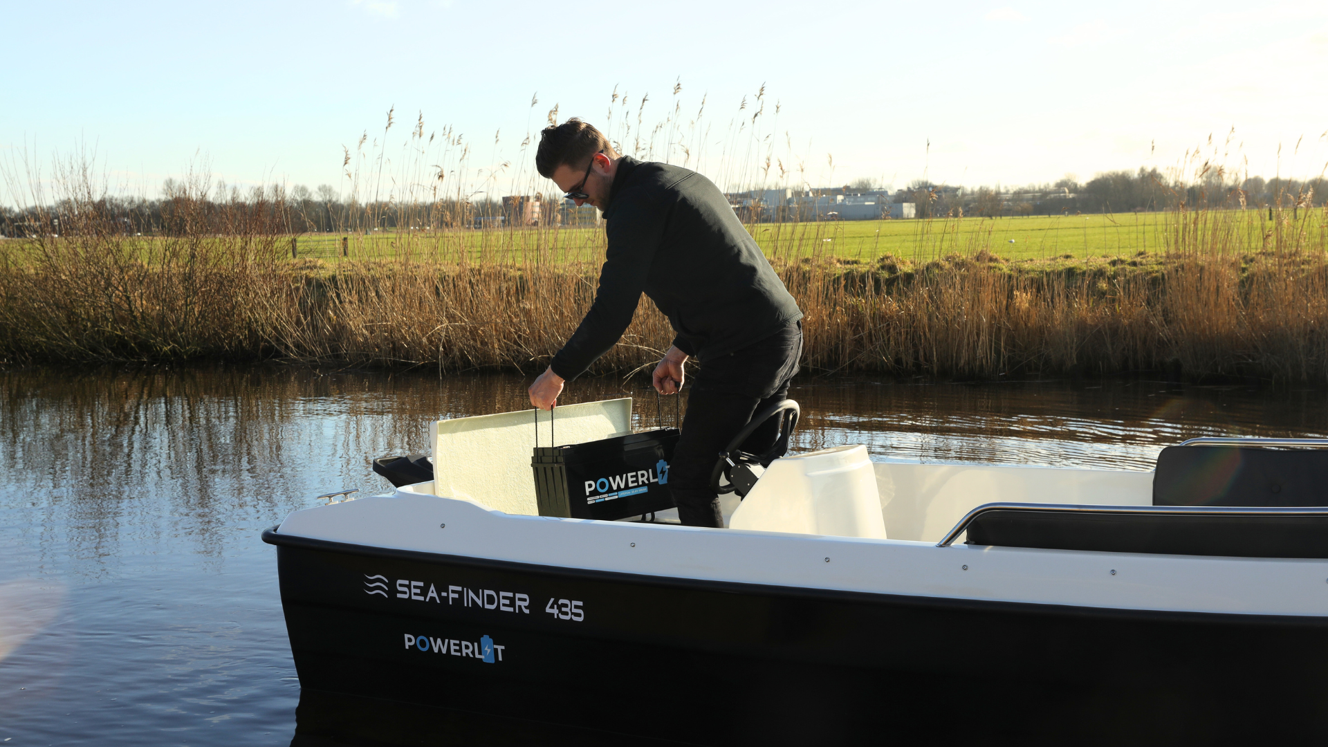 Powerlit accu in boot zetten