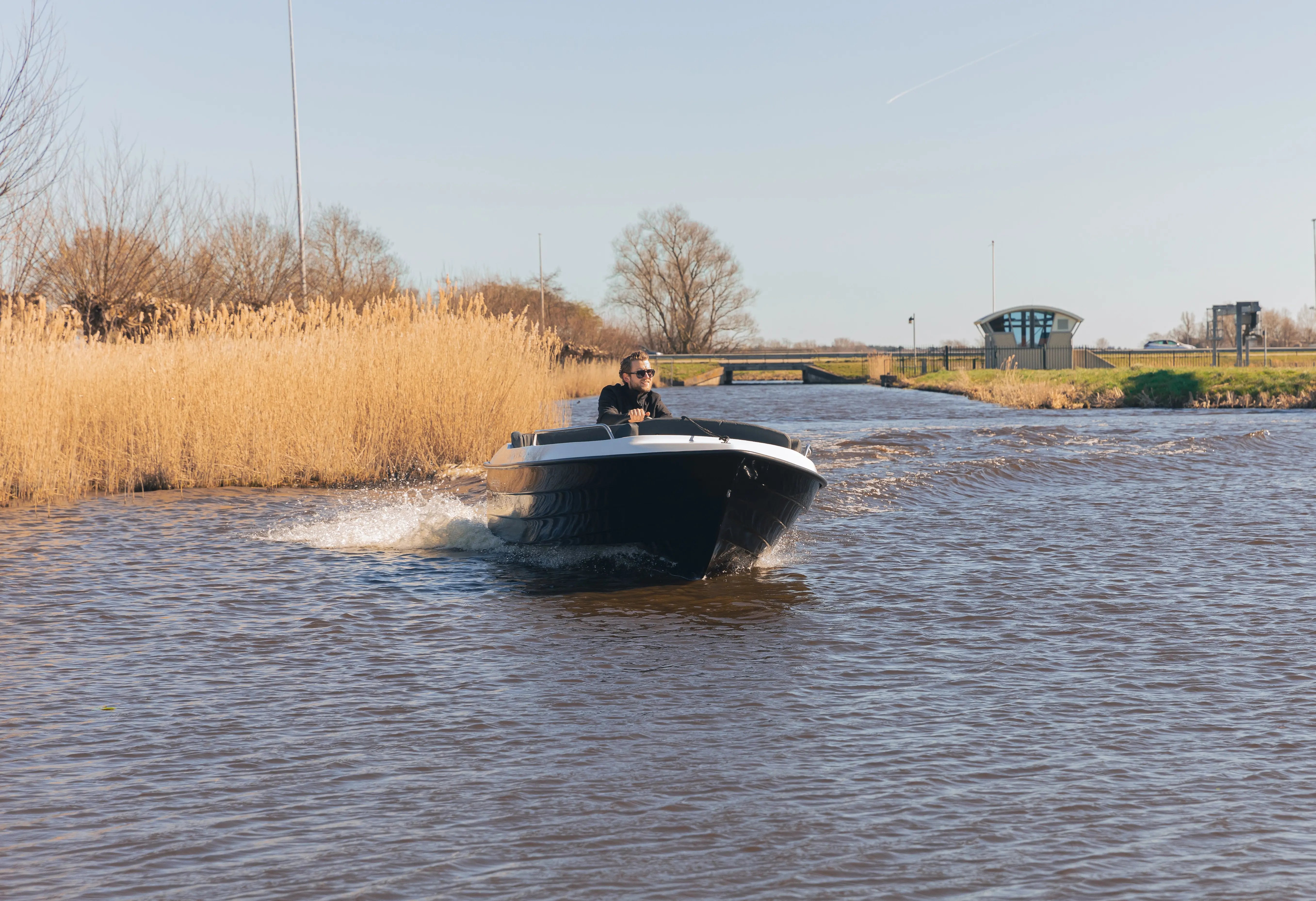 Powerlit boot op het water.