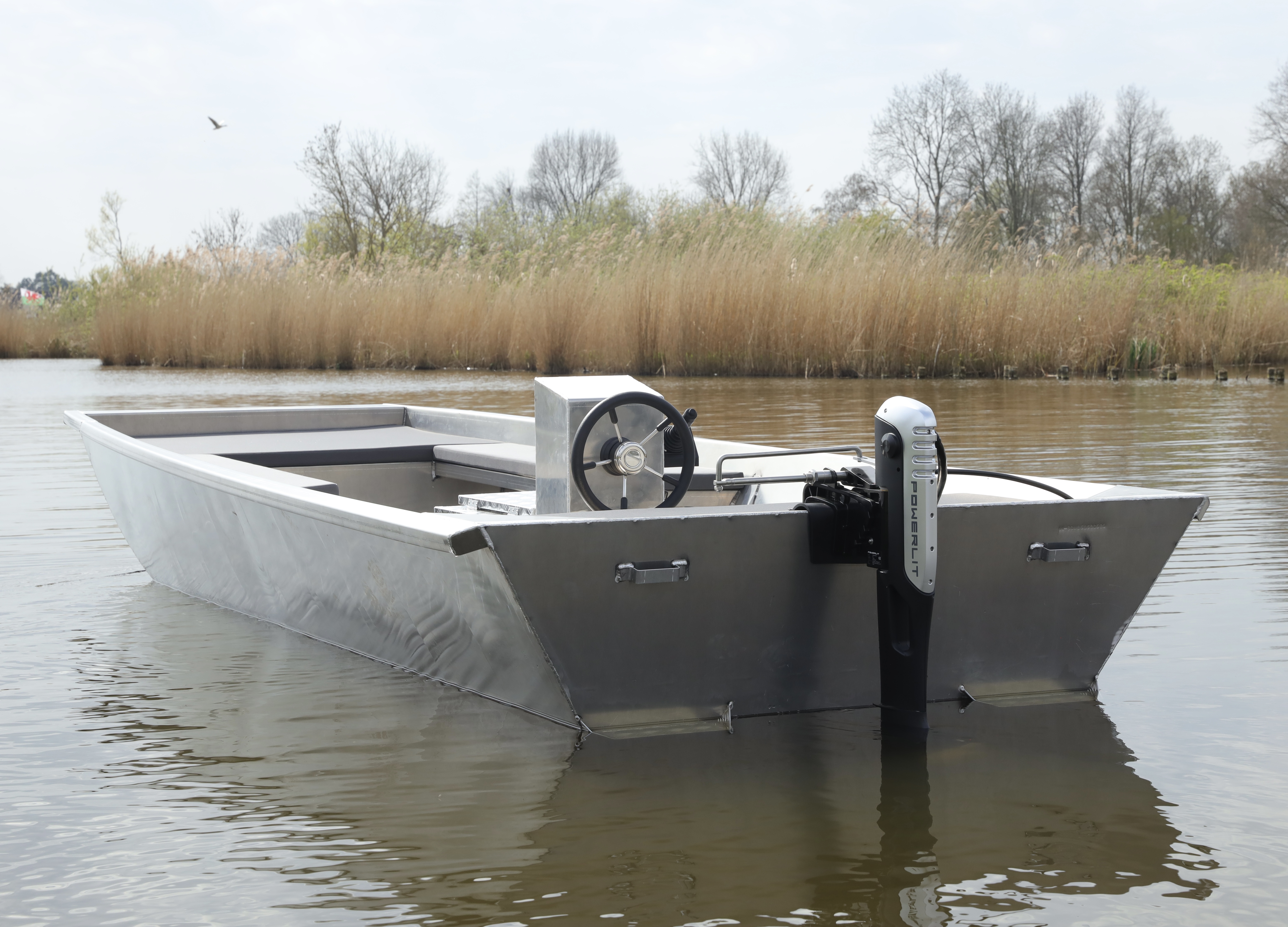 Powerlit elektrische buitenboordmotor achter boot