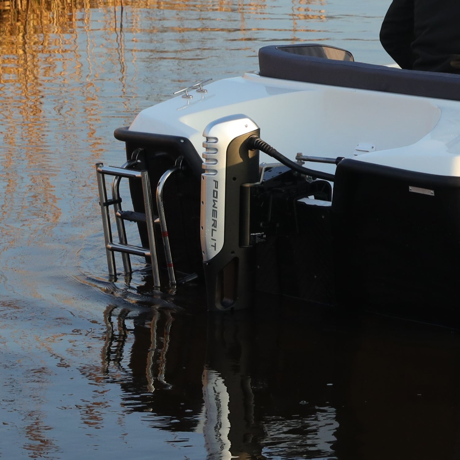 Foto van Powerlit PWLM483500R 48V elektrische buitenboord motor in het water.